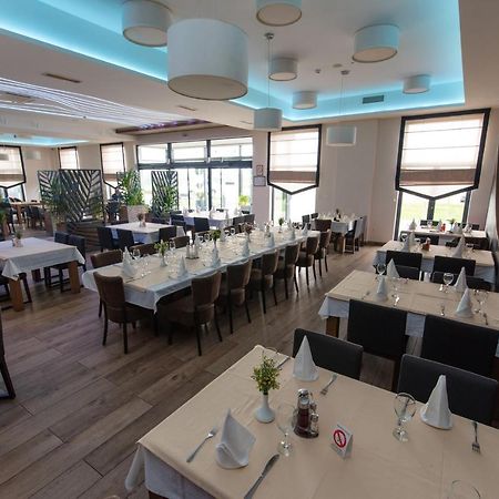 Hotel Crystal Pecinci Ngoại thất bức ảnh