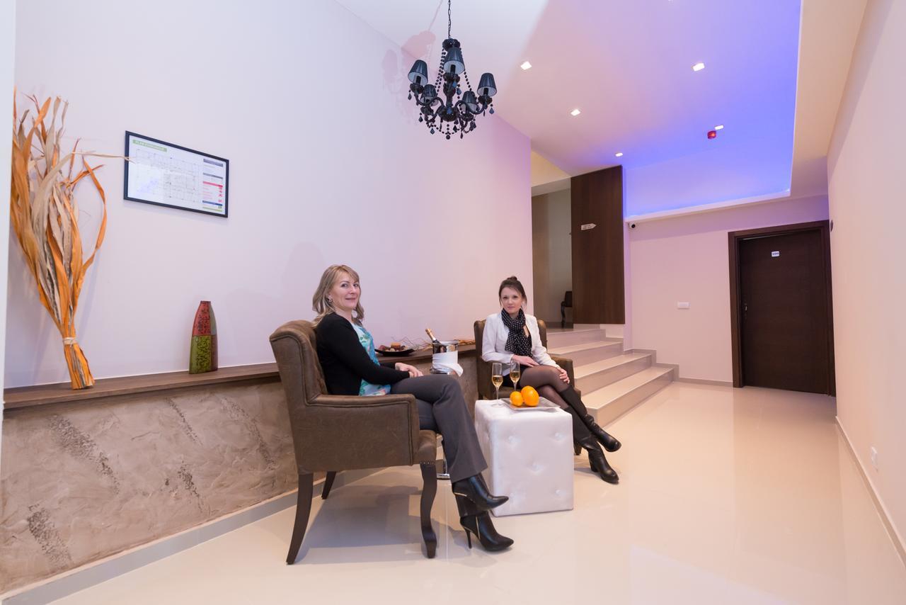 Hotel Crystal Pecinci Ngoại thất bức ảnh