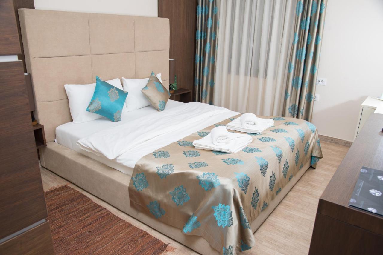 Hotel Crystal Pecinci Ngoại thất bức ảnh