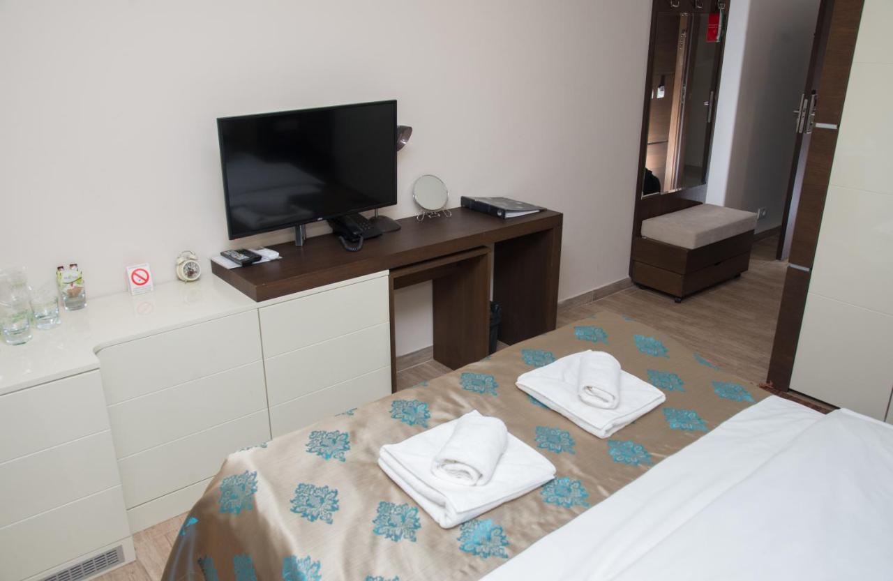 Hotel Crystal Pecinci Ngoại thất bức ảnh