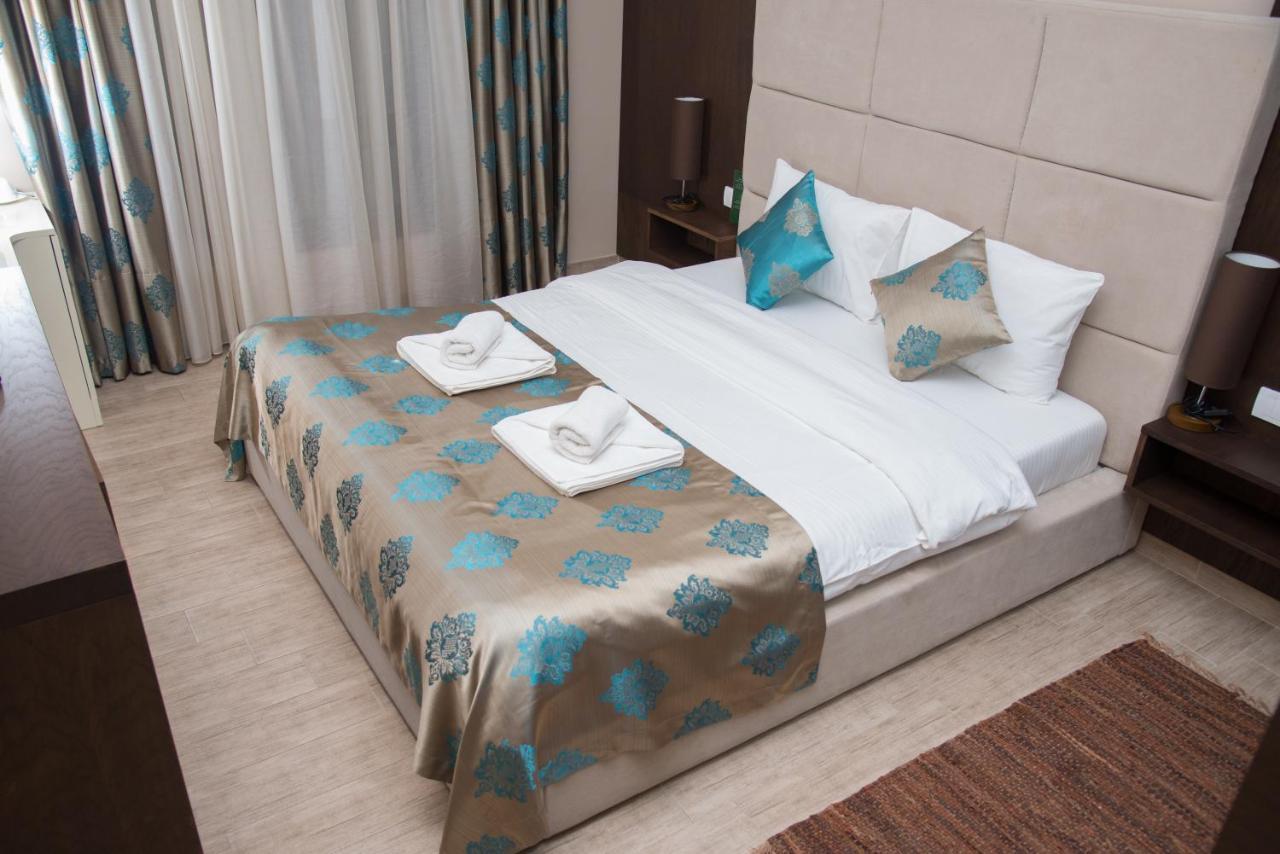 Hotel Crystal Pecinci Ngoại thất bức ảnh