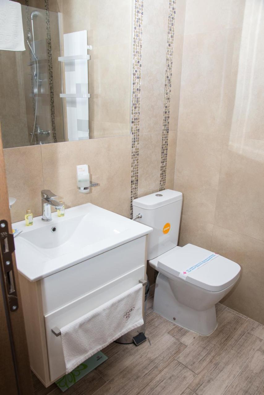 Hotel Crystal Pecinci Ngoại thất bức ảnh