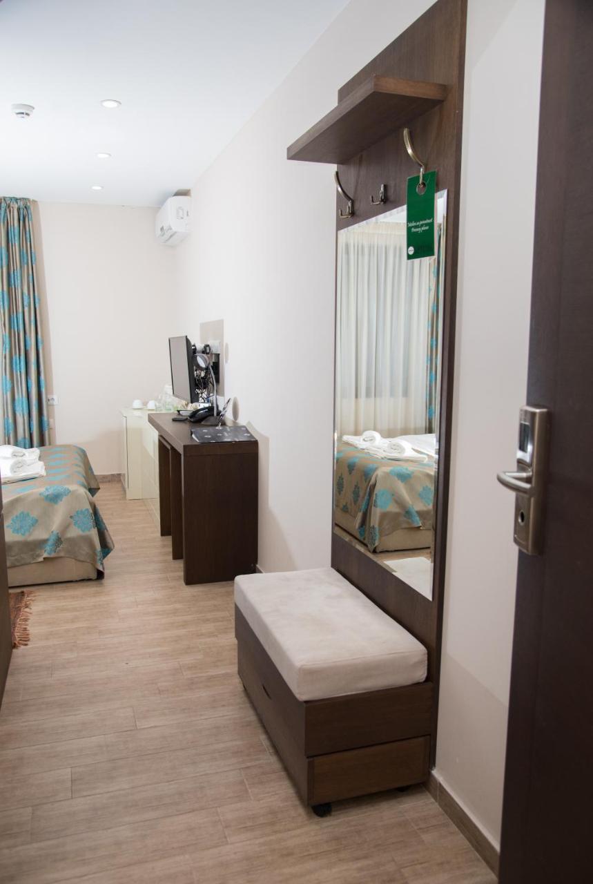 Hotel Crystal Pecinci Ngoại thất bức ảnh
