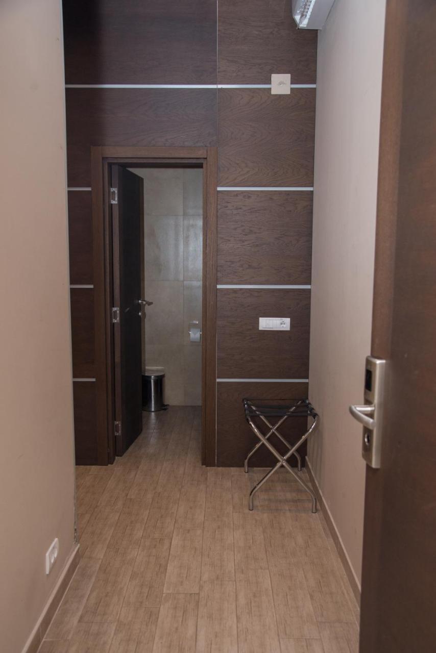 Hotel Crystal Pecinci Ngoại thất bức ảnh