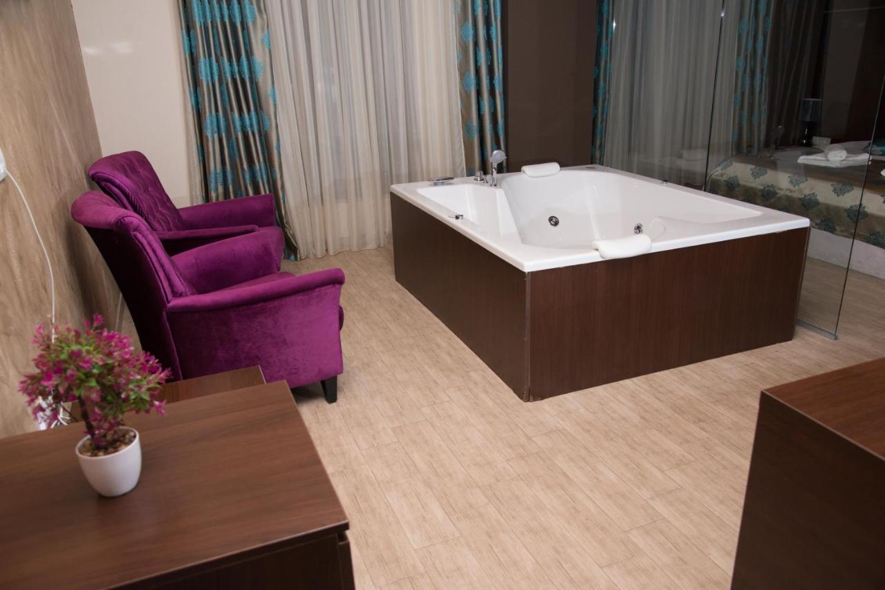 Hotel Crystal Pecinci Ngoại thất bức ảnh