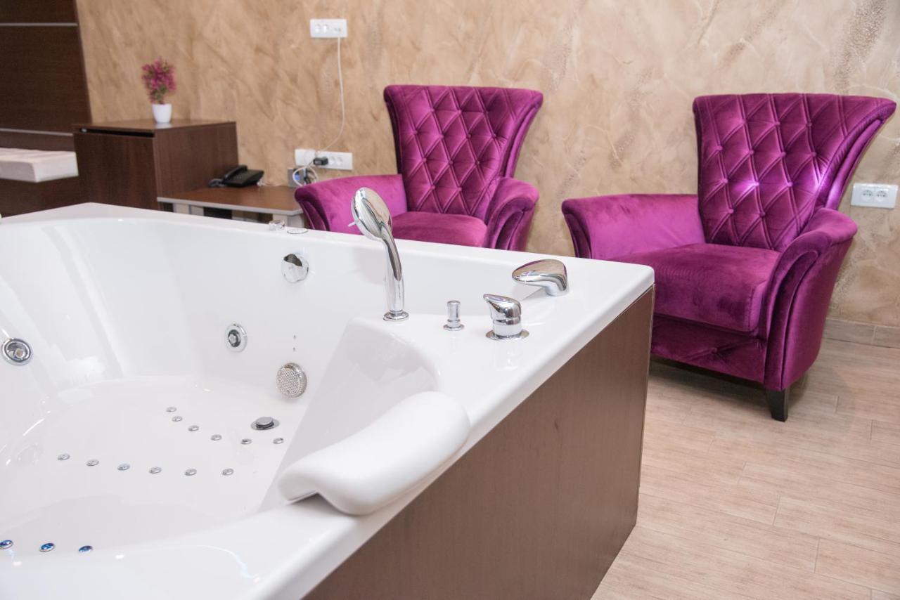 Hotel Crystal Pecinci Ngoại thất bức ảnh