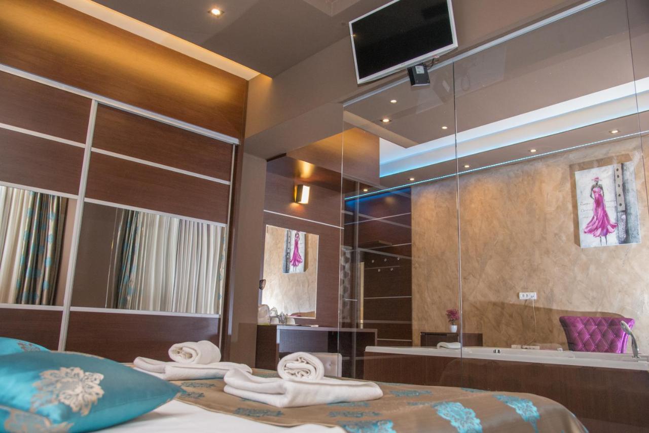 Hotel Crystal Pecinci Ngoại thất bức ảnh