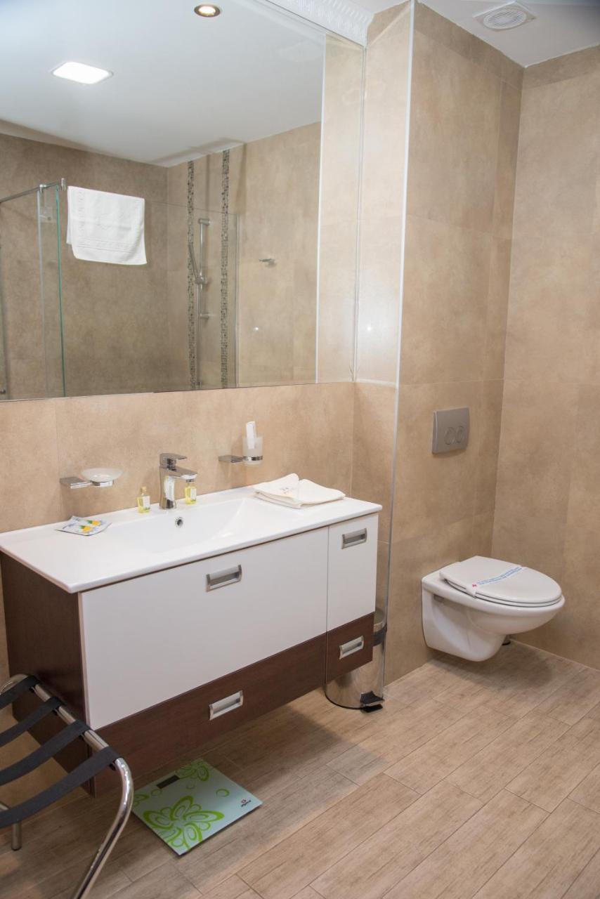 Hotel Crystal Pecinci Ngoại thất bức ảnh