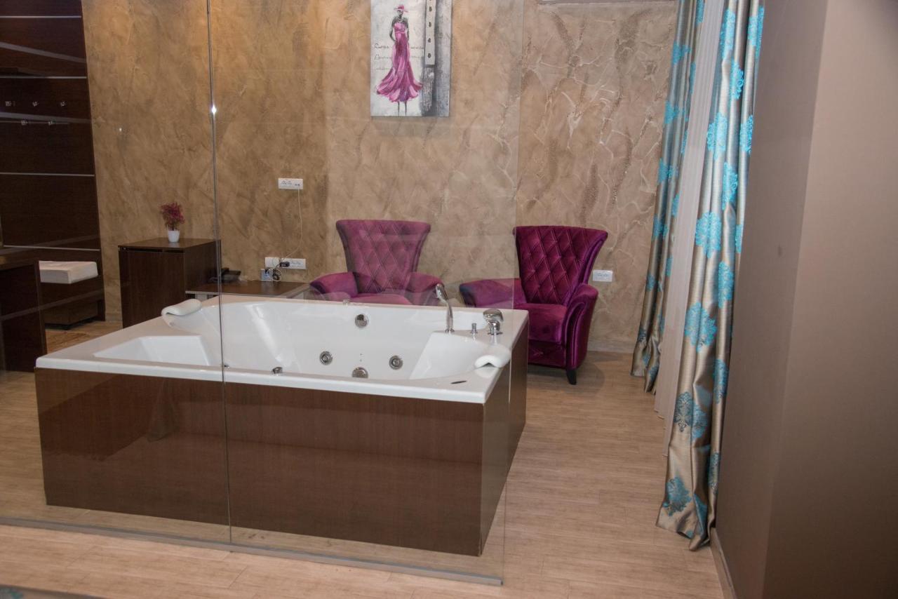 Hotel Crystal Pecinci Ngoại thất bức ảnh