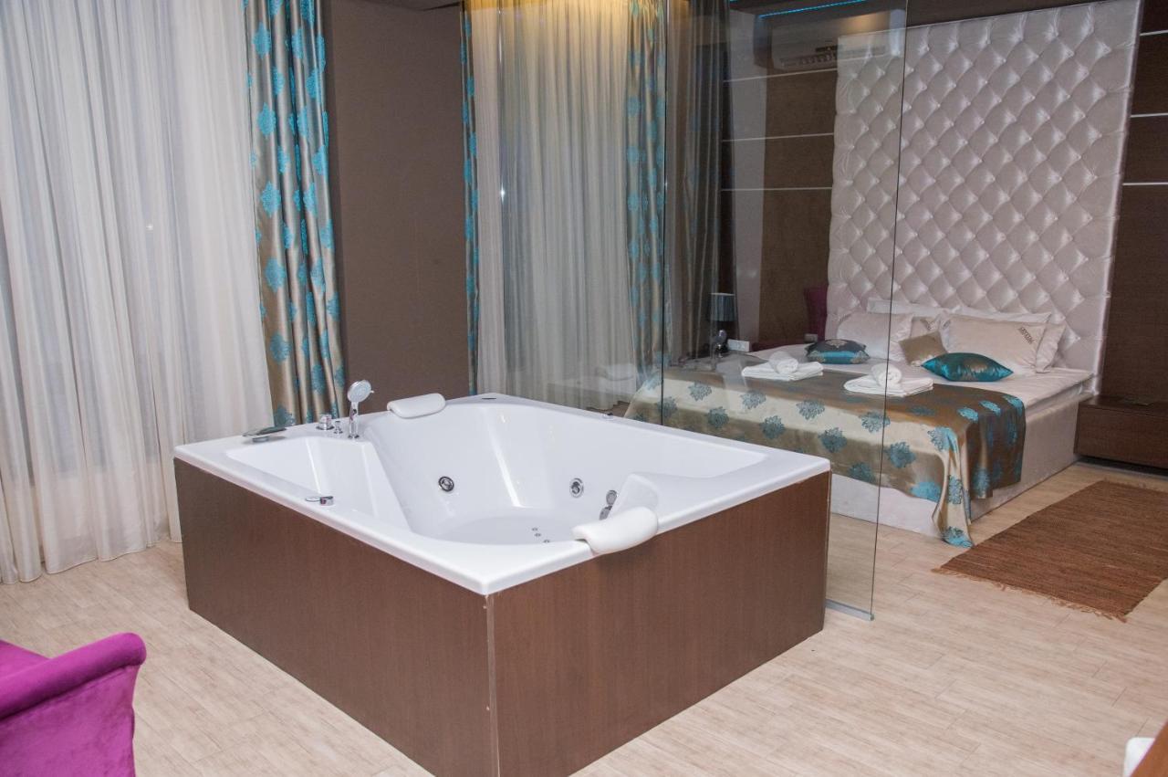 Hotel Crystal Pecinci Ngoại thất bức ảnh