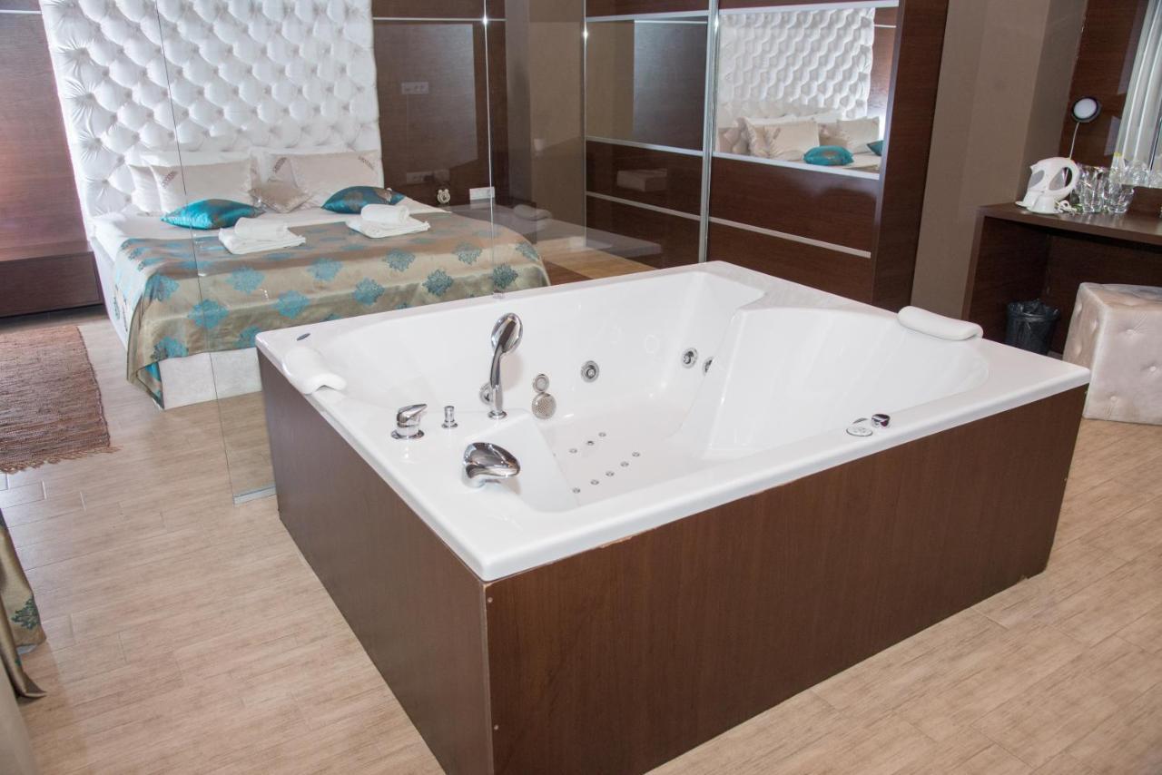Hotel Crystal Pecinci Ngoại thất bức ảnh