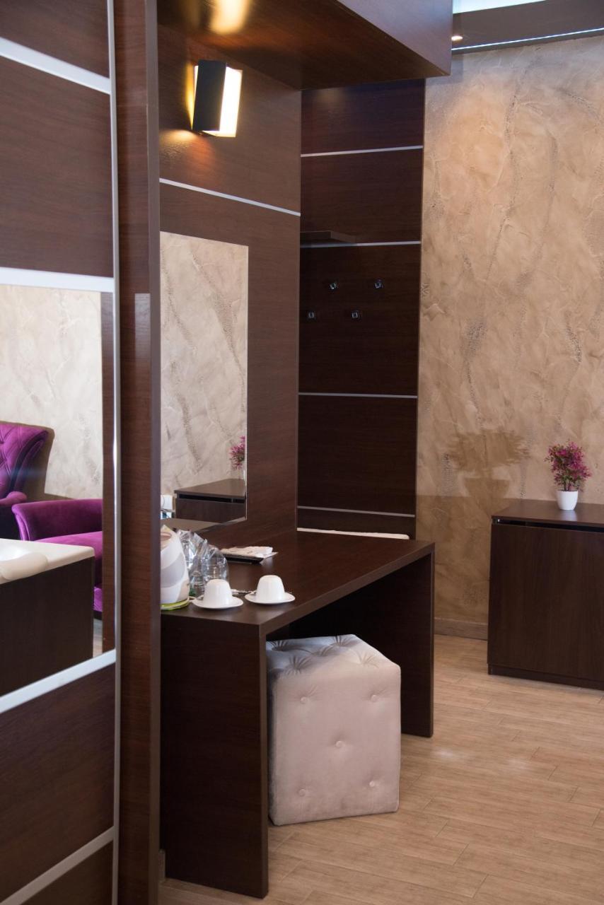 Hotel Crystal Pecinci Ngoại thất bức ảnh